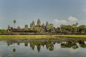 Voyage à la découverte d'Angkor Wat, un magnifique monument au Cambodge.
